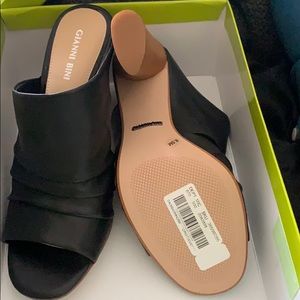 8.5 Gianna Bini leather black mules/ clogs